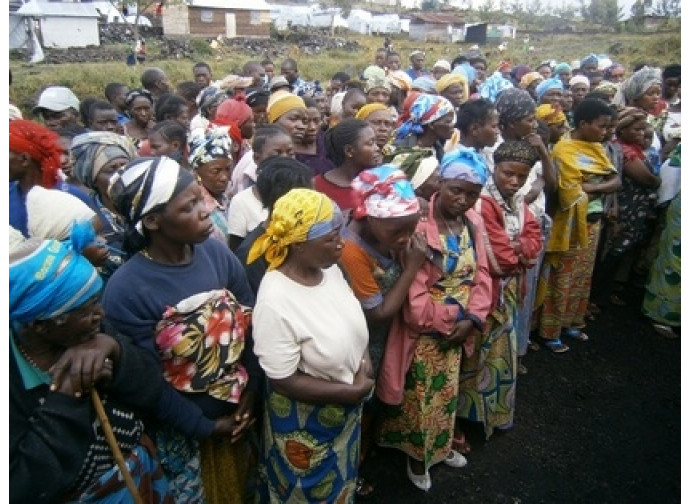 Donne in attesa all'arrivo di padre Locati nel campo profughi Donne in attesa all'arrivo di padre Locati nel campo profughi